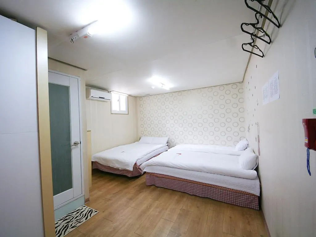 Guesthouse Myeongdong Seoul 2*,
